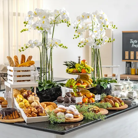 By President מלון