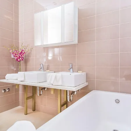 By President מלון