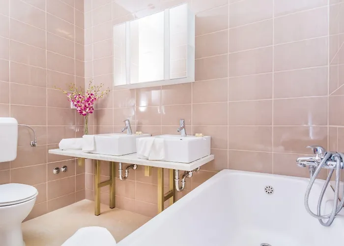 By President מלון